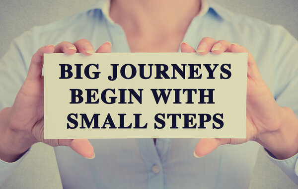 Деловая женщина руки ретро-карты большие путешествия начинаются с небольших шагов сообщение
