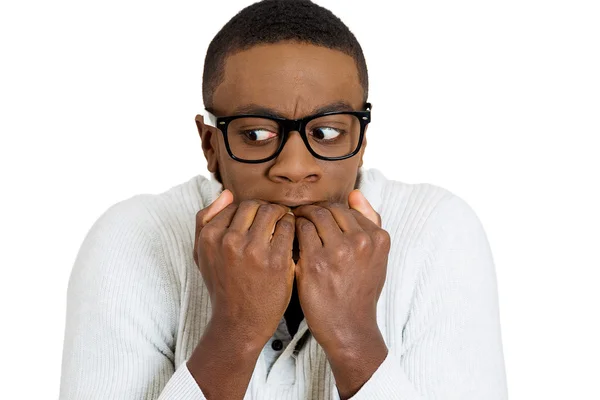 Tímido infeliz chico con gafas negras mordiéndose las uñas mirando asustado — Foto de Stock