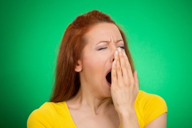 uykulu genç kadın esneme gözler sıkılmış kapalı