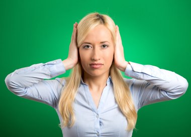 hoş olmayan kaba durum kaçınarak kulaklarını kapsayan kadın