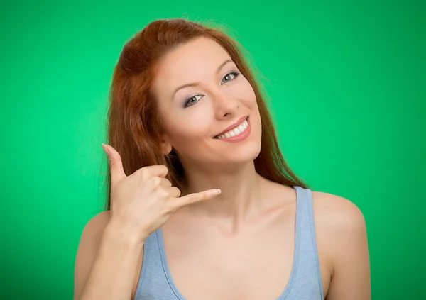 Mujer haciendo mostrando llámame gesto signo con la mano —  Fotos de Stock