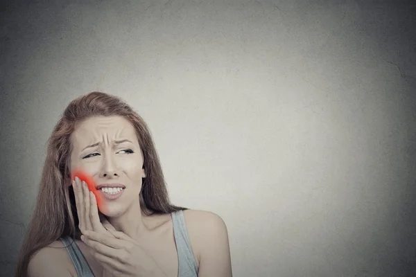 Vrouw met gevoelige tanden pijn kroon probleem — Stockfoto