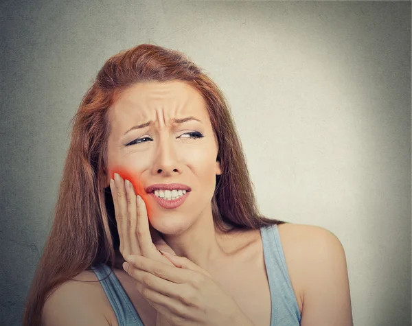 Hassas diş ağrısı taç sorunu olan kadın — Stok fotoğraf