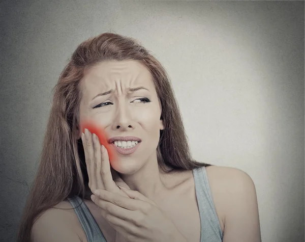 Женщина с чувствительной проблемой коронки зубной боли — стоковое фото