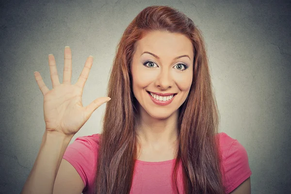 Frau zeigt fünfmal Gebärdengeste mit der Hand — Stockfoto