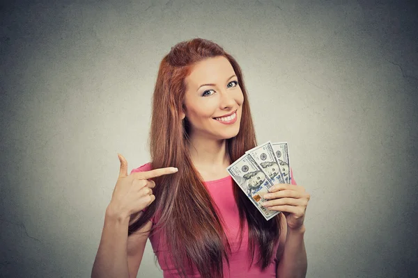 Úspěšná žena drží zobrazeno peníze dolarové bankovky — Stock fotografie