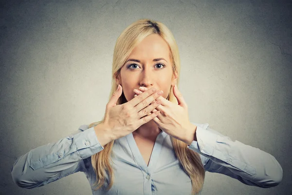 Vrouw die betrekking hebben op gesloten mond met handen — Stockfoto