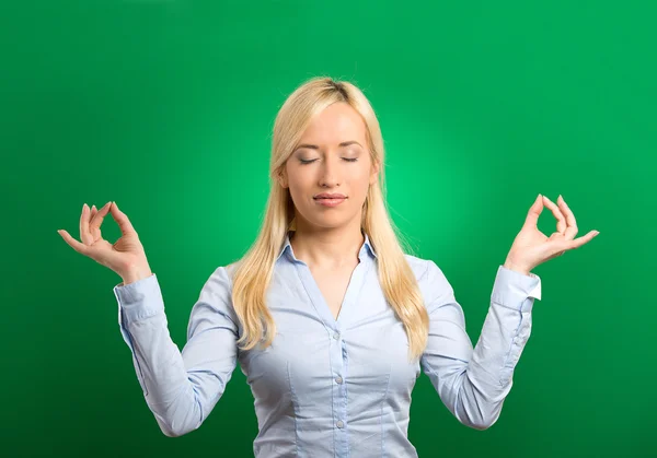 Mulher de negócios meditando tomando respiração profunda — Fotografia de Stock