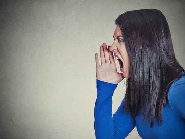 Profilo laterale headshot donna arrabbiata urlando — Foto Stock