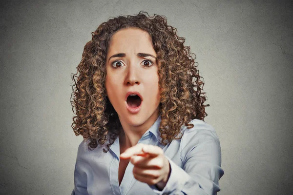 Chocado aterrorizado negócios mulher apontando dedo — Fotografia de Stock