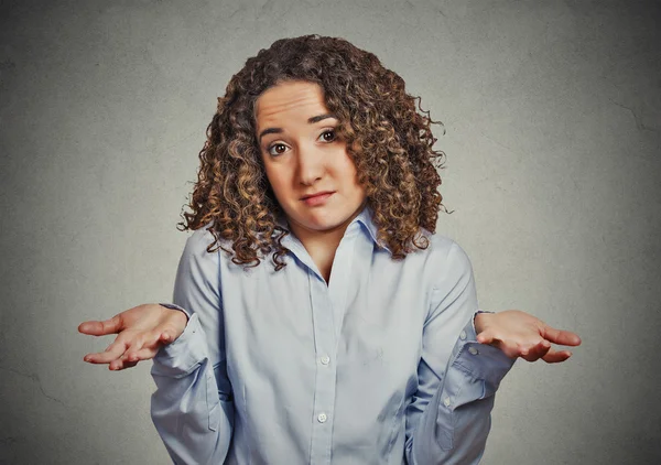 Mujer brazos hacia fuera encoge hombros en duda — Foto de Stock