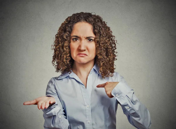 Mulher gesticulando com mão pagar agora contas dinheiro — Fotografia de Stock