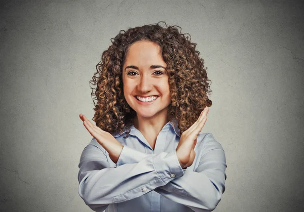 Glücklich lächelnde Frau macht Stopp-Geste — Stockfoto