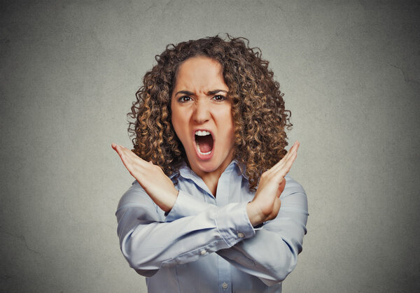 Злая кричащая женщина делает остановку жеста
