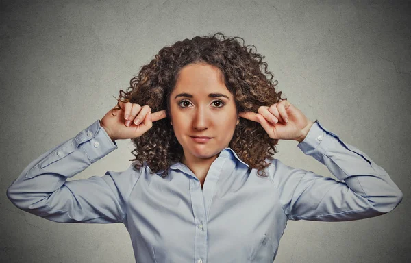 Δυσαρεστημένοι γυναίκα που καλύπτουν κλειστά αυτιά σας αγνοεί — Φωτογραφία Αρχείου