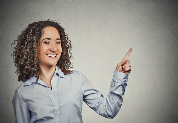 Mujer gesto presentando dedo apuntando espacio de copia — Foto de Stock