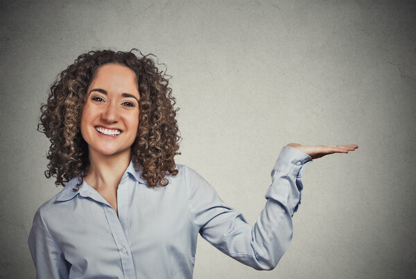 женщина жестикулирует, представляя пространство для копирования
