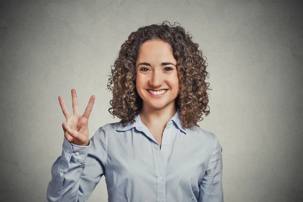 Mujer mostrando tres dedos signo gesto — Foto de Stock