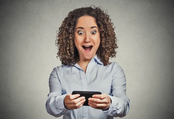 Scioccato ragazza guardando telefono cattive notizie espressione del viso wow — Foto Stock