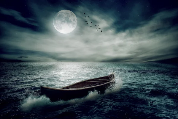 Barco a la deriva en medio del océano después de la tormenta — Foto de Stock