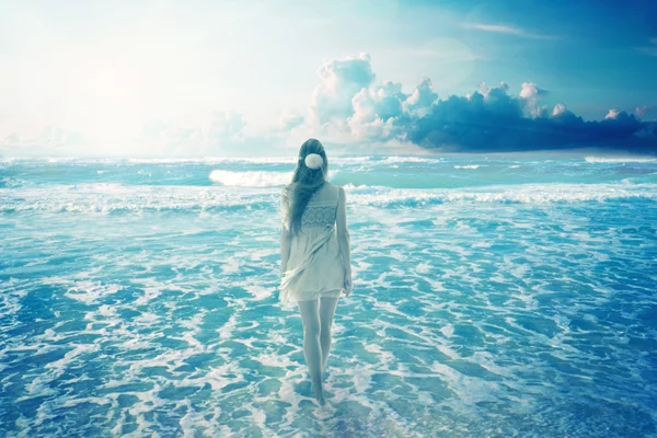 सपनों वाले समुद्र तट पर चलने वाली महिला महासागर दृश्य का आनंद ले रही — स्टॉक फ़ोटो, इमेज