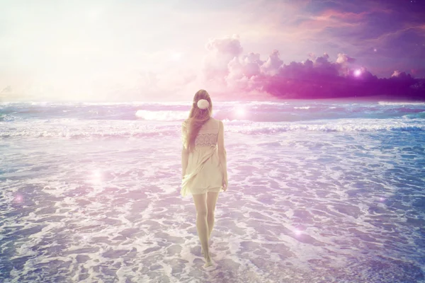 Женщина, гуляющая по мечтательному пляжу, наслаждаясь видом на океан — стоковое фото