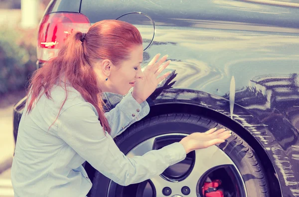 Frustrated woman checking pointing at car scratches dents — Stock Photo, Image