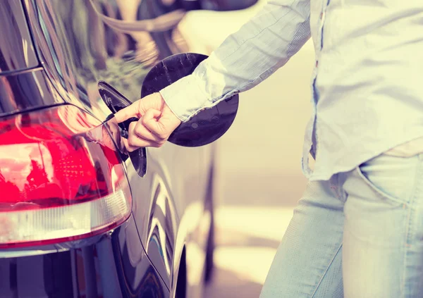 Mujer abriendo tapa del tanque de gasolina del coche en la gasolinera —  Fotos de Stock