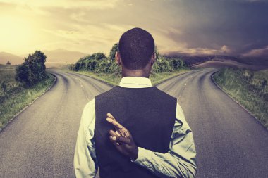 işadamı önünde iki yol parmak çarpı işareti 