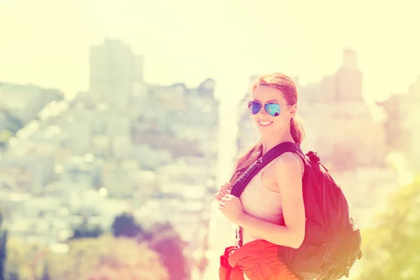 Frau mit Rucksack Sonnenbrille unterwegs in San Francisco City — Stockfoto