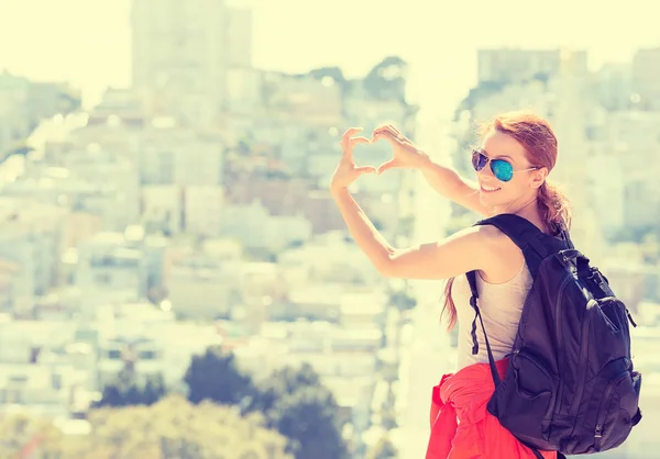 Junge Frau in San Francisco City mit strahlendem Lächeln — Stockfoto