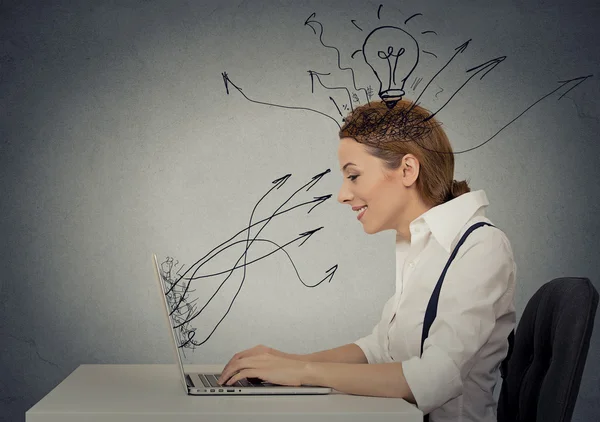 Vrouw werkt op laptop computer — Stockfoto