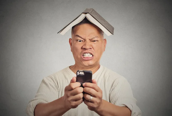 Benadrukt boze man porren op zijn slimme telefoon — Stockfoto