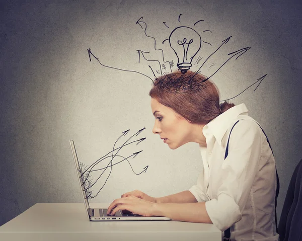 若いビジネス女性のオフィスのコンピューターに入力する作業 ロイヤリティフリーのストック画像
