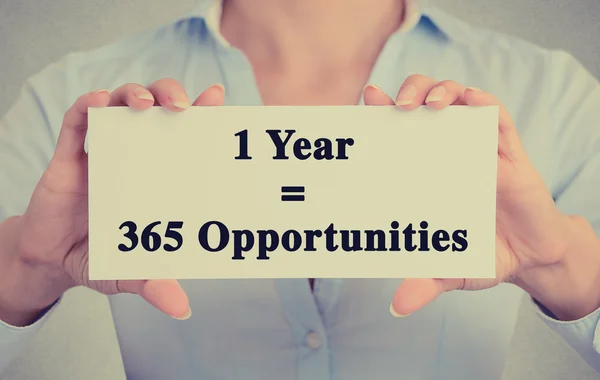 Närbild händer hålla tecken ett år 365 möjligheter meddelande — Stockfoto