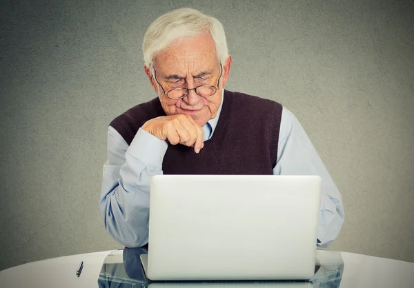 Confused grandfather using a pc — Stock Photo, Image
