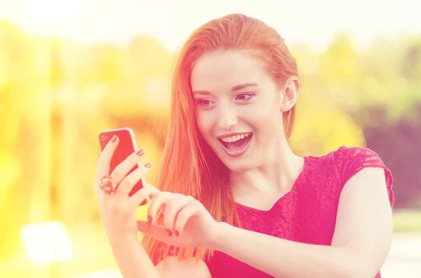 Feliz, alegre, chica, mensajes de texto emocionados en el teléfono celular — Foto de Stock