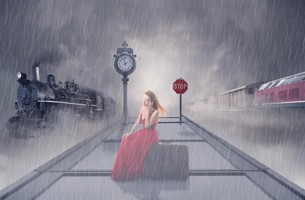 Vrouw wachten trein op platform van treinstation — Stockfoto