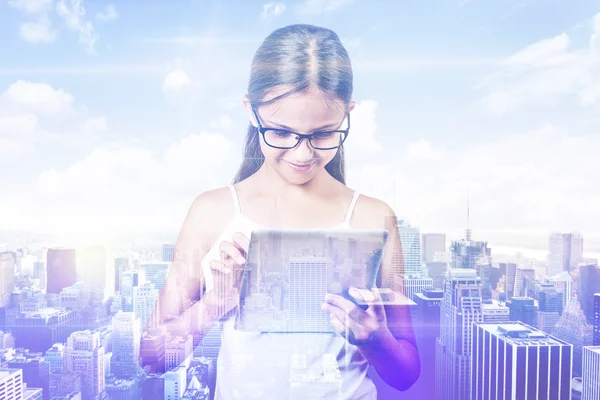 Doppelbelichtung Mädchen Stadt. Schüler nutzen digitale Tablet-Skyline-Ansicht — Stockfoto