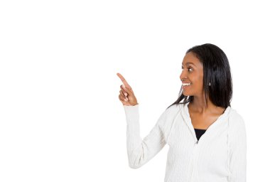 parmak ile işaret bir kopya alanı sunan kadın