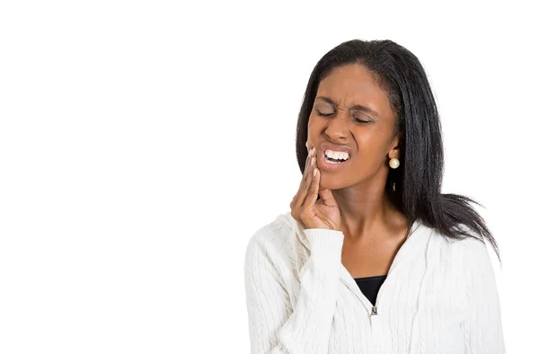 Primo piano ritratto di giovane donna che soffre di mal di denti — Foto Stock