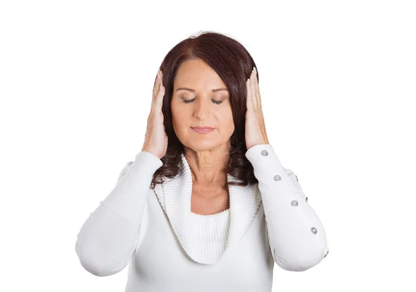 Retrato de mujer pacífica cubriendo oídos. Expresión facial — Foto de Stock