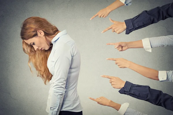 Concept van beschuldiging schuldig zakenvrouw persoon — Stockfoto