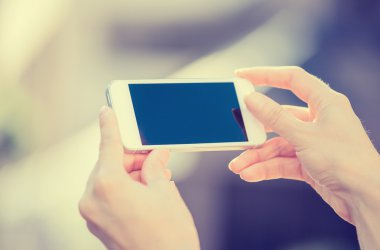 Holding, akıllı, kullanarak kadın eller cep telefonu