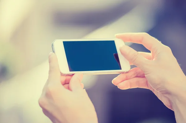 Primo piano donna mani in mano, utilizzando intelligente, telefono cellulare — Foto Stock