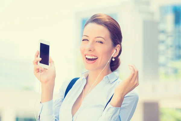 Woman walking on street listening music on mobile smart phone — Stock Photo, Image