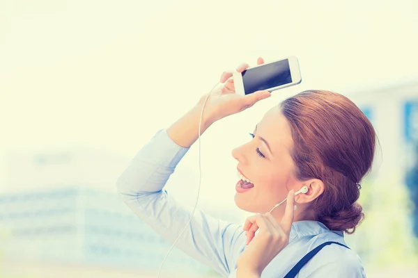 Woman walking on street listening music on mobile smart phone — Stock Photo, Image