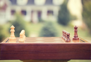 Ahşap satranç tahtası üzerinde ilk hareketi. Emlak Satılık ev tasarruf kredi piyasası