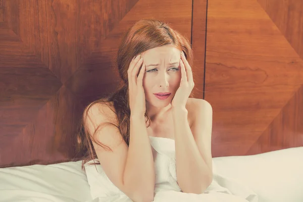 Worried young woman laying in bed can't fall asleep has headache — Stock Photo, Image