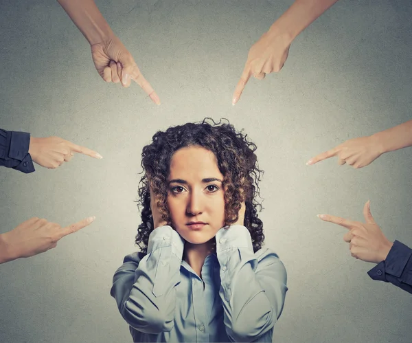 Concepto acusación culpable mujer muchos dedos señalando a su —  Fotos de Stock